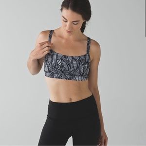 GREAT DEAL LULULEMON STRAIGHT UP BLACK/WHITE SPORTS BRA SIZE 4/small